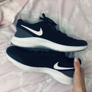 NIKE FREE RUN TENNIS SHOES